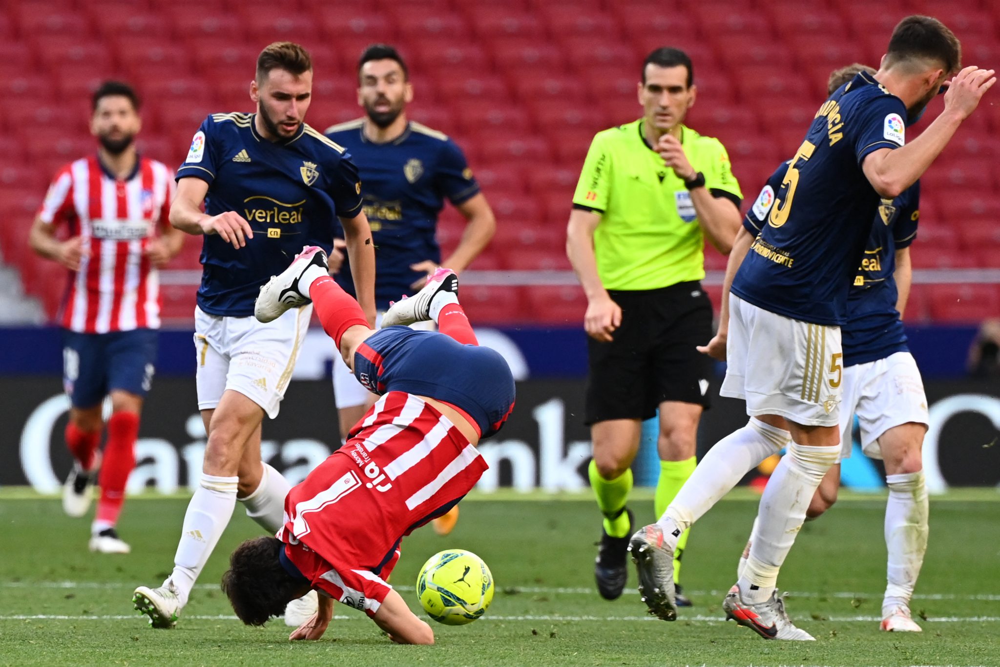 Spain league. Вальядолид Атлетико Мадрид. Барселона Атлетико Мадрид. Куман и Месси. Atletico Madrid 2018 Finals.