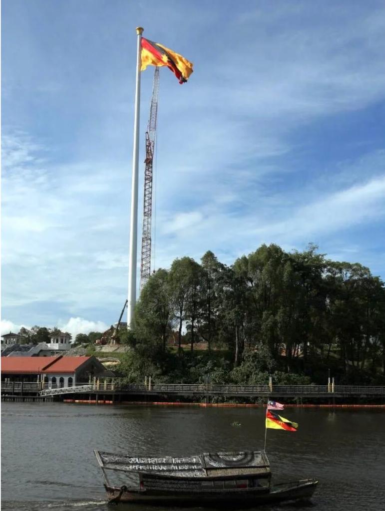 Kisah Di Sebalik Tiang Bendera Tertinggi Utusan Sarawak