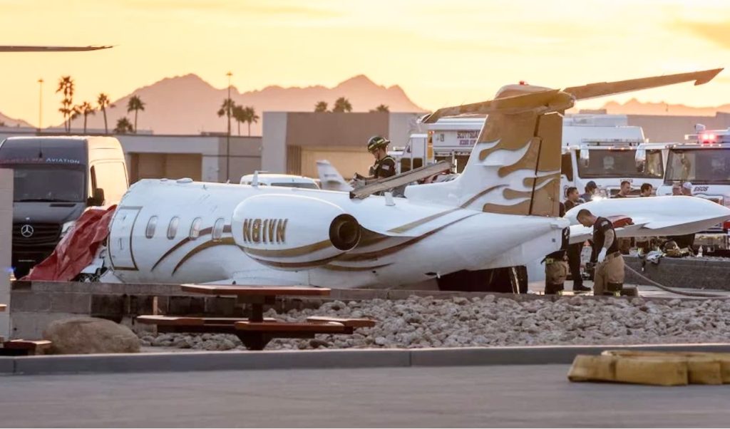 Sebuah jet perniagaan sederhana terbabas dari landasan ketika mendarat dan bertembung dengan sebuah jet lain di Scottsdale, Arizona, AS.