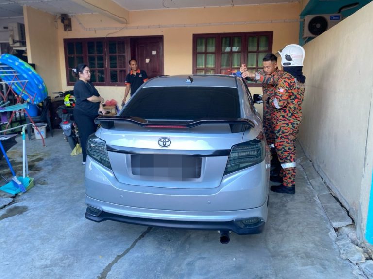 BOMBA-SELAMAT-KANAK-KANAK-TERPERANGKAP-DALAM-KERETA-pic1