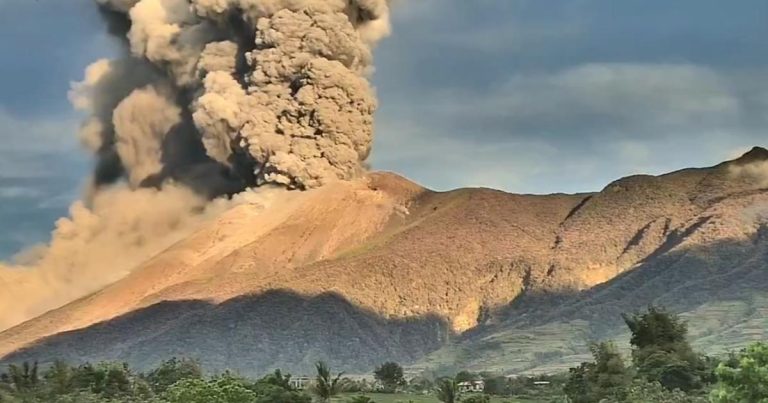 Ratiberapi Gunung berapi Kanlaon di Filipina meletus semula - UTUSAN SARAWAK