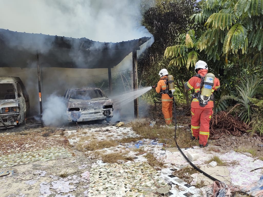 Dua kereta musnah terbakar di Jalan Bebuling - UTUSAN SARAWAK