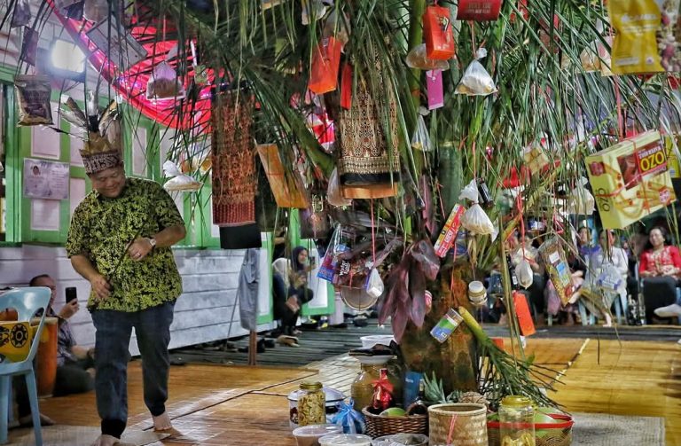 Gawai Antu penuh adat perkukuh warisan Iban di Rumah Raymond Plen ...