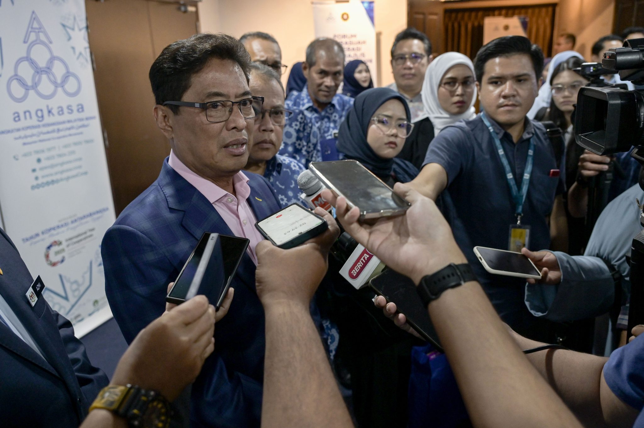 Muhammad Adlan SPRM kesan menantu Muhyiddin di Asia Barat - UTUSAN SARAWAK
