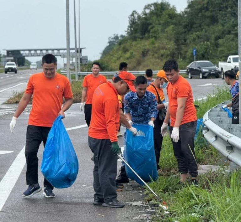 LEBIH-70-BEG-SAMPAH-DIKUMPUL-DALAM-PROGRAM-CLEAN-UP-PAN-BORNEO-APM-LUBOK-ANTU-1