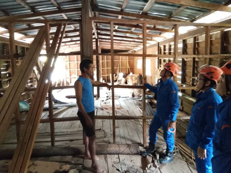 APM-LAKSANAKAN-OPERASI-BANTUAN-BUMBUNG-TERCABUT-DI-RUMAH-PANJANG-JUAN-PANCHUR-5