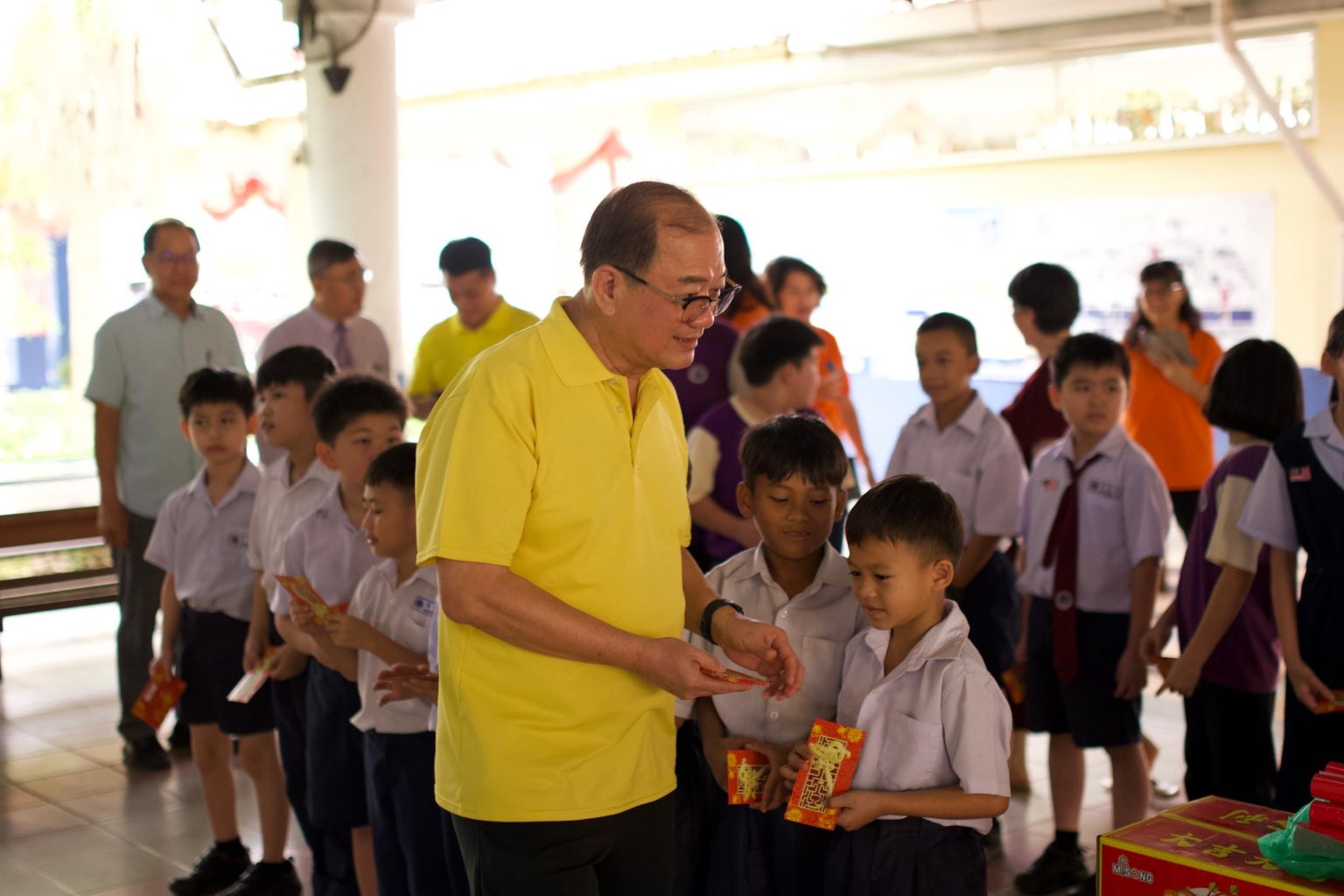 Persatuan Foochow Bintulu salur sumbangan TBC kepada 150 murid kurang ...