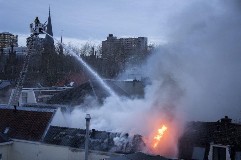 Grote brand en melding van explosies in centrum Utrecht
