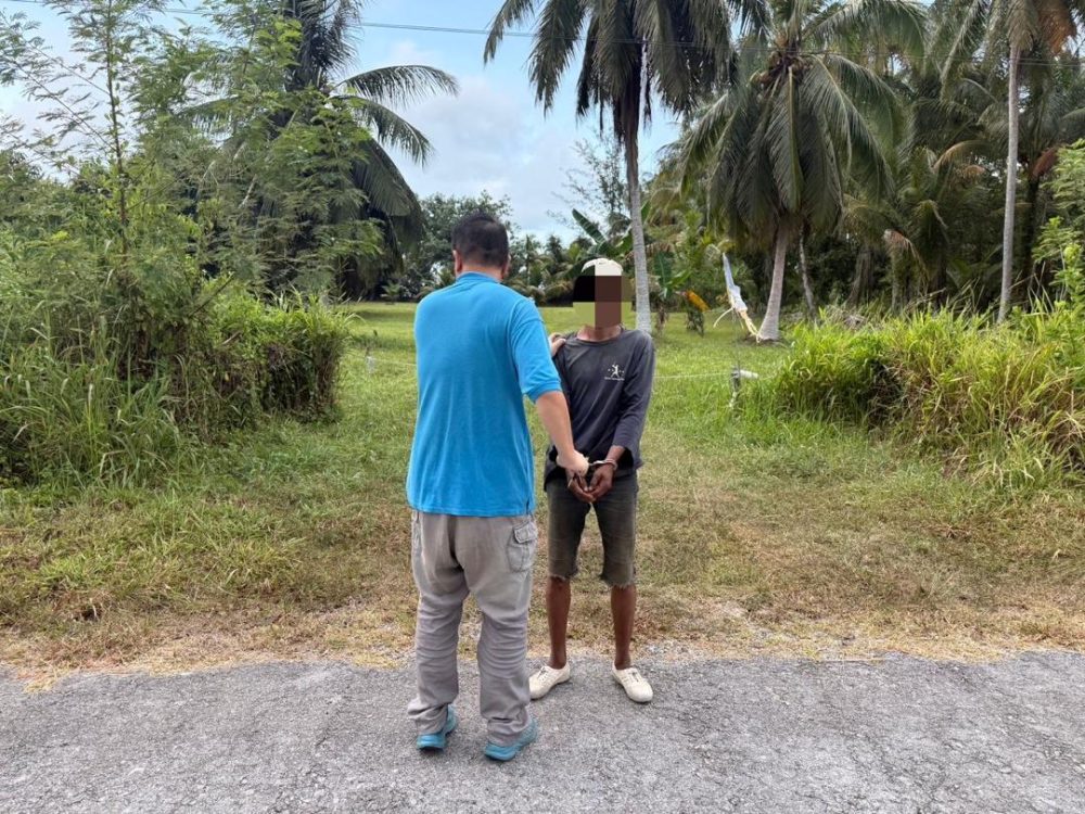 POLIS berjaya memberkas seorang lelaki warga asing yang dipercayai terlibat dalam aktiviti penyalahgunaan dadah dalam serbuan di pinggir hutan Jalan Anggun di sini, petang semalam. (Kredit foto: PDRM)
