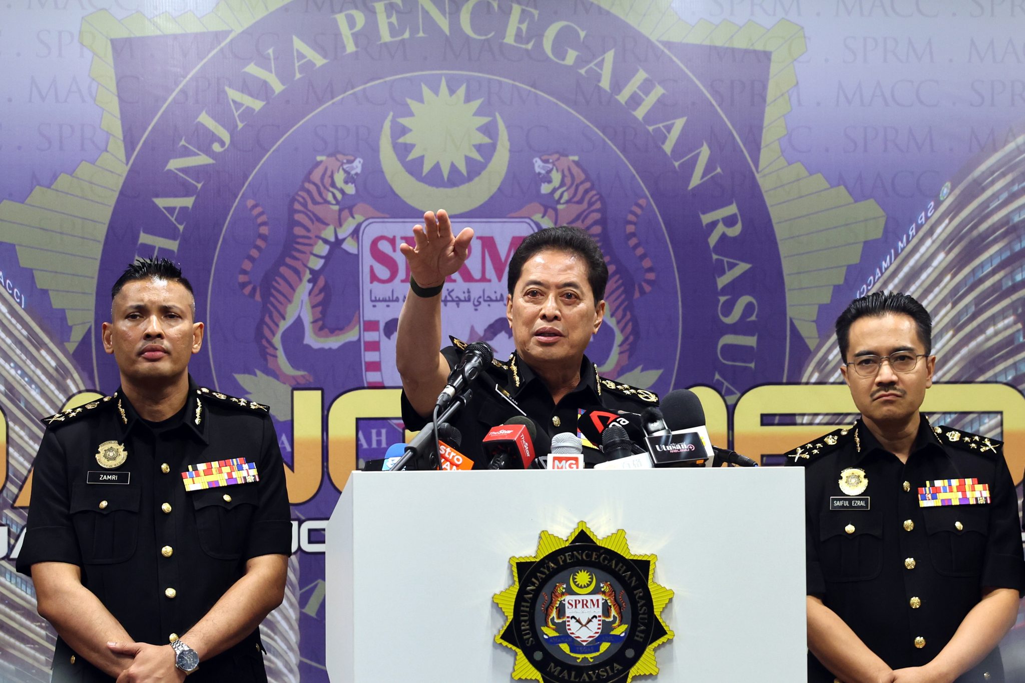 Pertukaran Wan Shaharuddin tidak jejas siasatan, pendakwaan SPRM - Azam ...