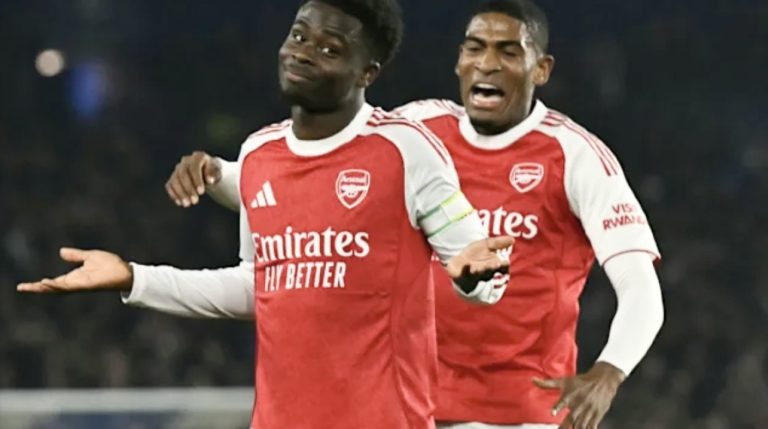 <strong>Arsenal semakin hampiri kejuaraan, Saka muncul hero</strong>