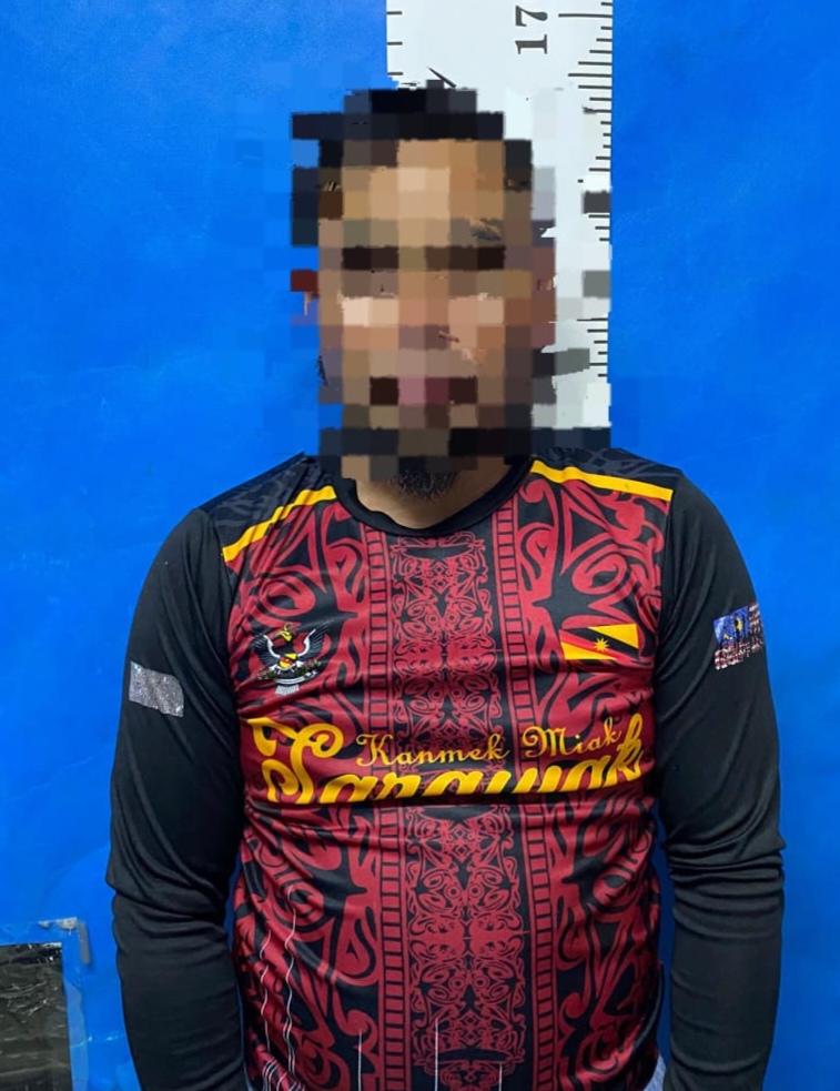 This image has an empty alt attribute; its file name is Polis-tahan-lelaki-disyaki-pengedar-syabu-dalam-Operasi-Op-Tapis-di-Kabong2.jpg