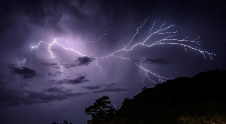 KILAT RIBUT PETIR CUACAS METEOROLOGI