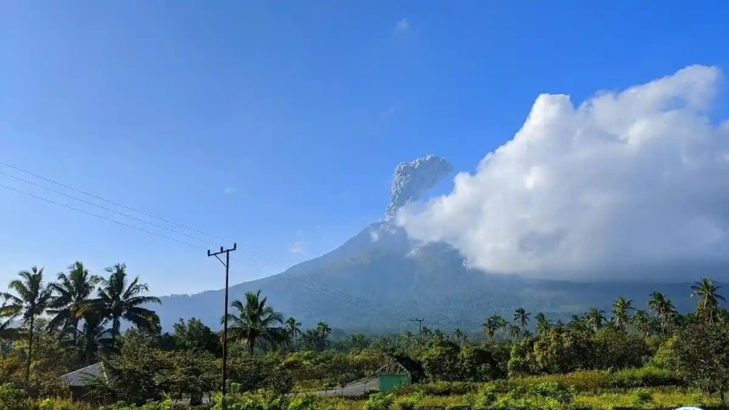 Ratiberapi Gunung berapi Lewotobi Laki-Laki Indonesia kekal aktif - UTUSAN SARAWAK