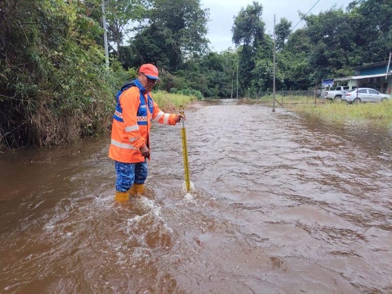 Jalan-Panjai-Ruai-dinaiki-air-0-30-meter-APM-Lubok-Antu-terus-pantau-situasi1