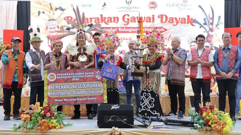 SMK-Saribas-juara-keseluruhan-perarakan-Gawai-Dayak-Bahagian-Betong-20261