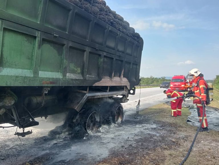 Tayar-lori-muatan-kelapa-sawit-terbakar-dekat-jejambat-Pan-Borneo-Simunjan1