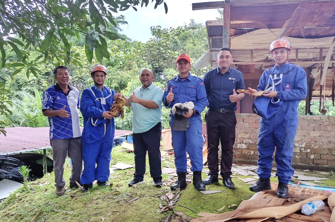 ANGGOTA APM Saratok berjaya memusnahkan sarang lebah madu yang dikesan di bangunan sekolah SK Ulu Budu Krian, hari ini. Foto APM Saratok
