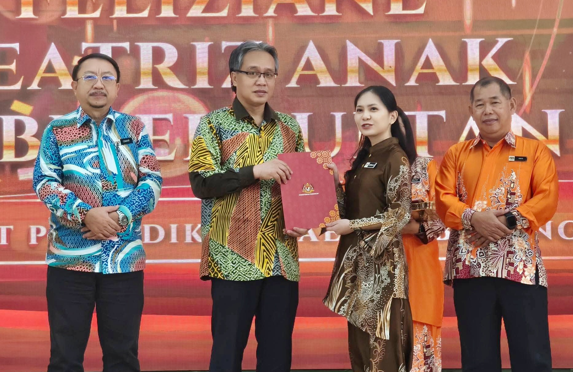 142 warga pendidikan PPD Betong terima APC 2025 - UTUSAN SARAWAK